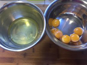 将蛋白和蛋黄分离，蛋白盆中应无油无水