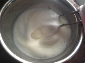 中速打发至粗泡消失，加入三分之一白砂糖