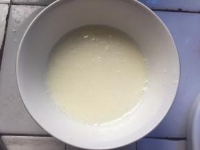 将玉米油和纯牛奶混合均匀