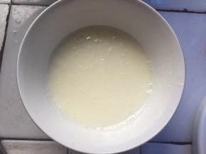 将玉米油和纯牛奶混合均匀