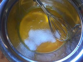 蛋黄加入白砂糖搅拌均匀