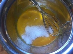 蛋黄加入白砂糖搅拌均匀