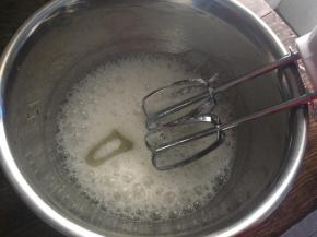 蛋白中加入柠檬汁，低速打发至有粗泡状态，加入三分之一白砂糖
