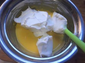 将三分之一的蛋白放入蛋黄中搅拌均匀，从下往上搅拌