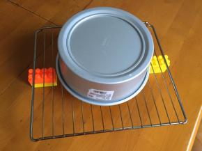 出炉马上拿出烤箱，震两下，震出热气，倒扣冷却后再脱模