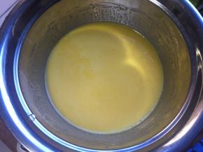 倒入蛋黄糊中搅拌到乳化状态，大概两分钟左右