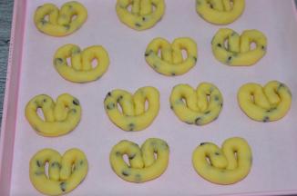 上火170度，下火160度预热烤箱
在饼干表面擦一层蛋液
上火170度，下火160度烤20分钟即可。