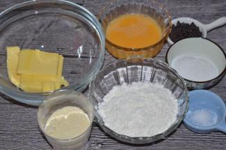 提前准备好材料
黄油室温软化
杏仁粉是能直接过筛的