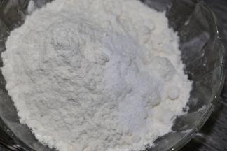 低筋粉和泡打粉放一起，混合均匀