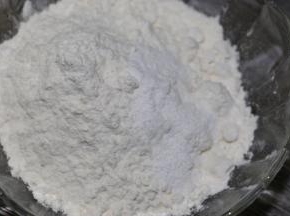 低筋粉和泡打粉放一起，混合均匀