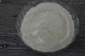 杏仁粉和低筋粉放一起，混合均匀