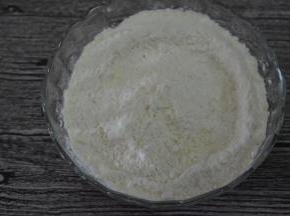 杏仁粉和低筋粉放一起，混合均匀