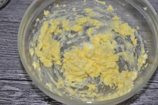 黄油室温软化至轻按有坑，用电动打蛋器低档打至颜色发白，体积变蓬松