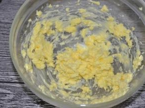 黄油室温软化至轻按有坑，用电动打蛋器低档打至颜色发白，体积变蓬松