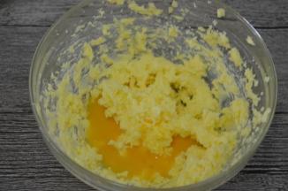 加入蛋液，打至完全乳化（没有油水分离状）