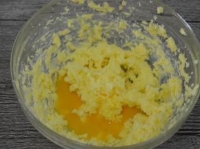 加入蛋液，打至完全乳化（没有油水分离状）