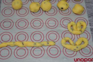 取20g一个，滚圆
三步骤
1:戳成长条
2:两边往里弯
3:靠中间轻轻压一下
当然，不喜欢的亲可以自己做喜欢的形状噢～这是我自己随心想的形状