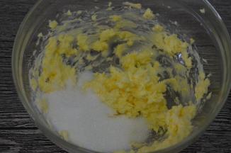 加入砂糖和盐，打至混合均匀，体积稍微再蓬松一点