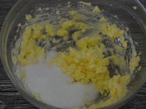 加入砂糖和盐，打至混合均匀，体积稍微再蓬松一点