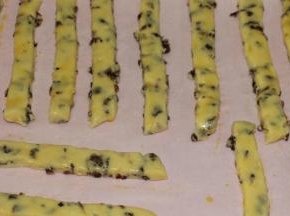 在饼干表面擦上一层蛋液
170度烤18分钟即可