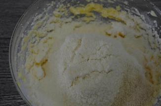 筛入混合粉，切拌至无干粉状