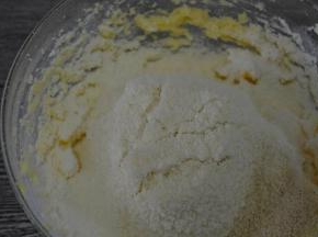 筛入混合粉，切拌至无干粉状