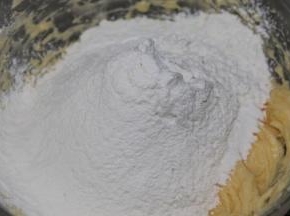 筛入混合粉，切拌至无干粉状