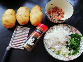 准备好食材，洋葱切丁，葱白和葱花切好备用