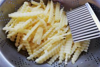 土豆洗净，用波浪刀切成波浪条