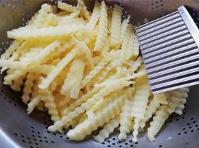 土豆洗净，用波浪刀切成波浪条