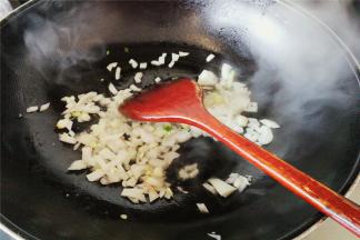 热锅倒油，放入洋葱丁，葱白炒出香味
