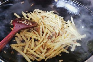 把沥干好的土豆条倒入翻炒
