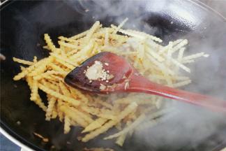 加入1撮白胡椒粉翻炒