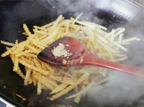 加入1撮白胡椒粉翻炒