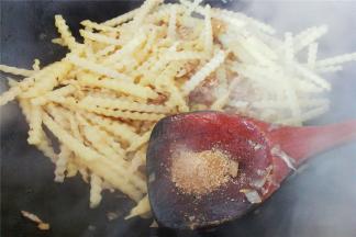 再加入2撮麻辣鲜继续翻炒