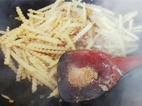 再加入2撮麻辣鲜继续翻炒