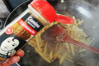 倒入2撮孜然粉，2勺生抽酱油翻炒