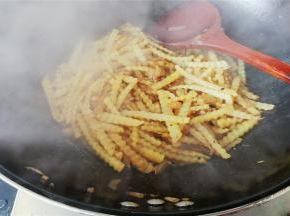 倒入1撮白砂糖翻炒，再倒入适量清水