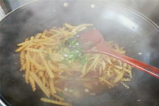 汤汁沸腾后，加入葱花翻炒一下，装盘即可，喜欢吃香菜可以加一把