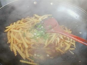 汤汁沸腾后，加入葱花翻炒一下，装盘即可，喜欢吃香菜可以加一把