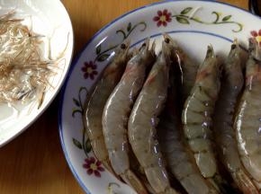 剪去虾枪、虾腿