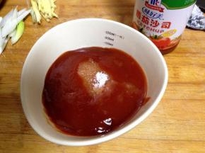 番茄沙司倒入碗中加入糖加适量水调匀备用