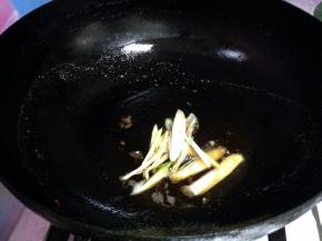 另起油锅取适量炸虾的油炒香葱、姜丝