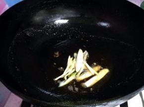 另起油锅取适量炸虾的油炒香葱、姜丝