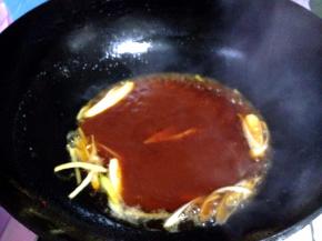 倒入调好的碗汁，炒出红油后烹入一汤匙黄酒去腥