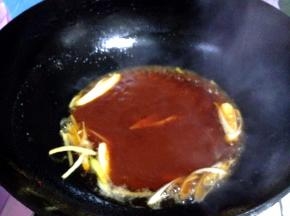倒入调好的碗汁，炒出红油后烹入一汤匙黄酒去腥