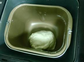 把面包桶卡入面包机，启动iMix程序，揉七八分钟，表面光滑后，静置五分钟。