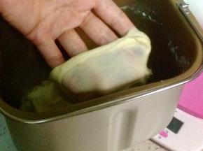 检查一下出膜状态，能拉出薄膜即可，然后盖上保鲜膜开始基础发酵。