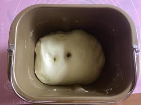 当面团膨胀到2.5倍大左右，手指沾高筋面粉插进面团中进行检视，如果面团依旧很挺，压出来的小洞不会回弹，就说明发酵好了。图上左边那个小洞是在40分钟左右检视的，还没有发好，一小时左右发酵结束。