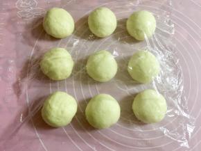 基础发酵结束后，将面团取出排气，分割成50克一个的小面团，滚圆后松弛15分钟。